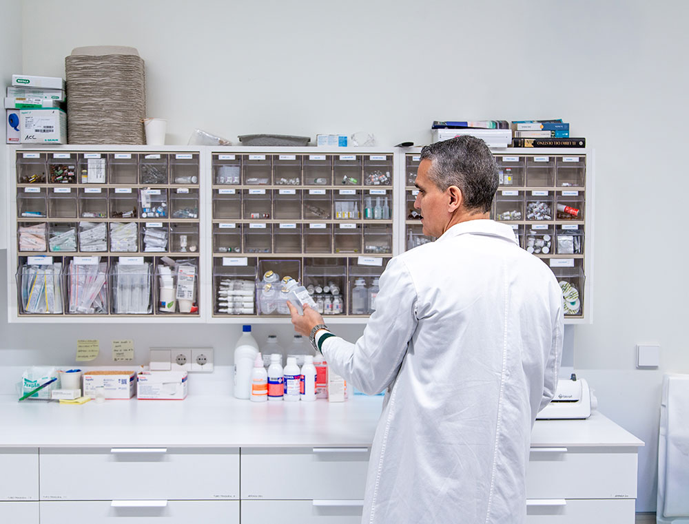 Doctor evaluando a paciente para Endomanga método Apollo con ilustración del procedimiento en pantalla