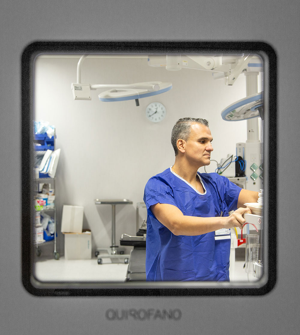 Doctor evaluando a paciente para Endomanga método Apollo con ilustración del procedimiento en pantalla