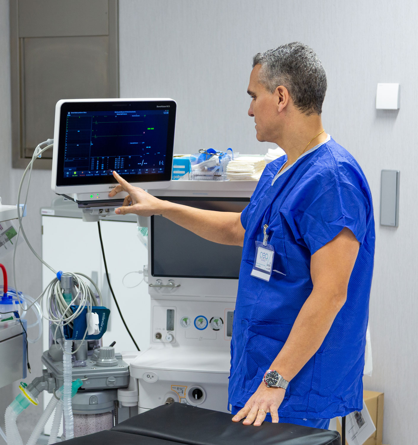 Equipo médico-quirúrgico especializado en enfermedades digestivas posando en quirófano