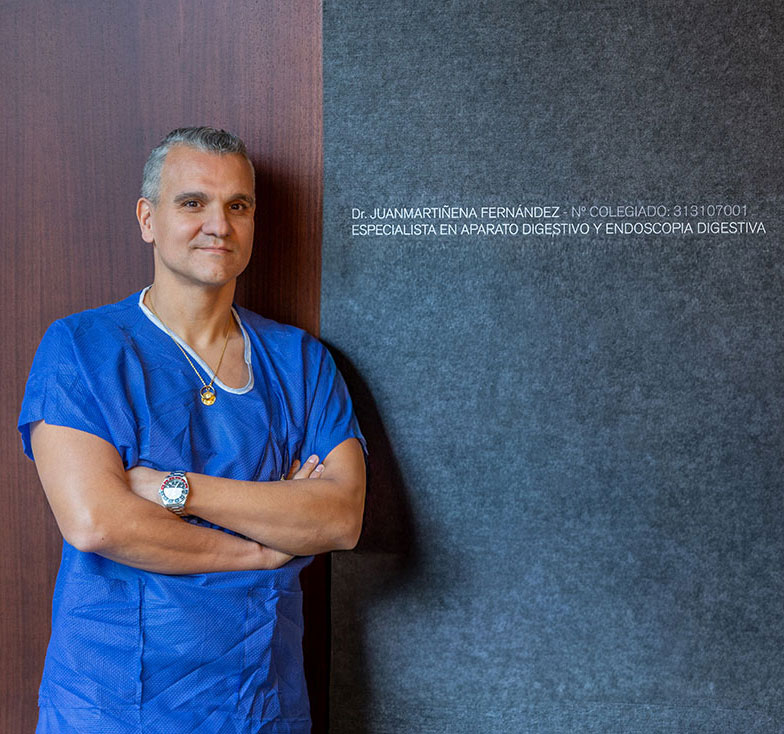 Doctor evaluando a paciente para Endomanga método Apollo con ilustración del procedimiento en pantalla