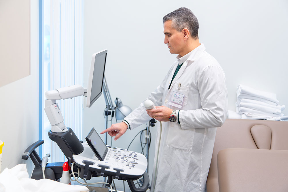 Paciente revisando su peso con doctora tras tratamiento de Endomanga método Apollo
